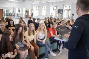 Podziękowania Hutchinson Instytut dla studentów tańca i dziennikarstwa